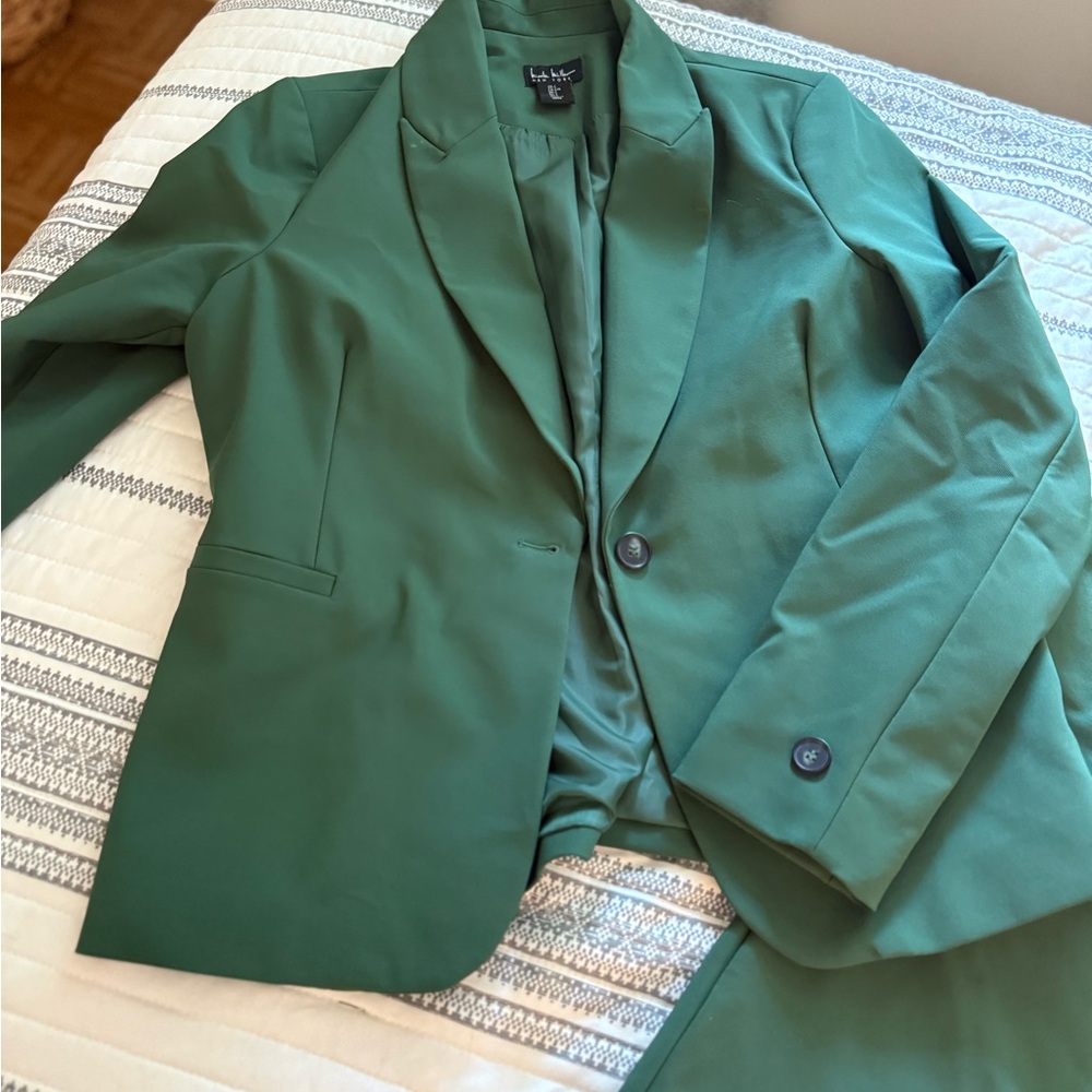 Nicole Miller Green Skirt Suit set - Large blazer and XL skirt